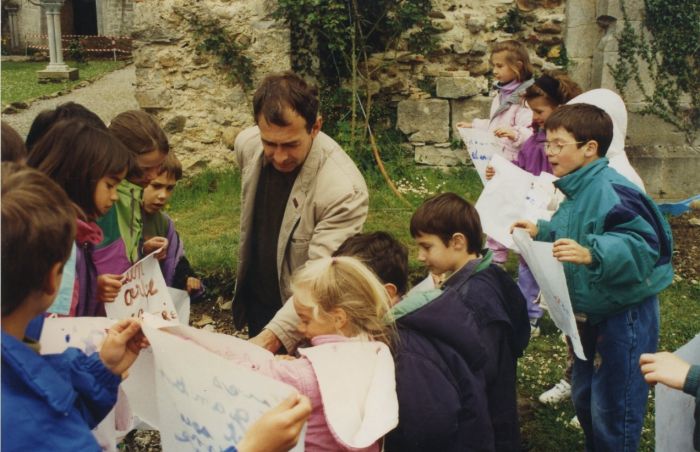 1992 Un arbre à poèmes à l‘ancienne abbaye de l‘Escaladieu  <br>- Ateliers Ecriture enfants 