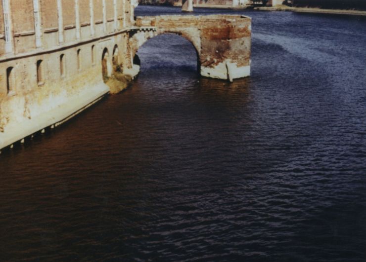 1999 "Nous restés sur ce bord"<br><br>Un pilier du Pont Vieux - Hôtel-Dieu Saint-Jacques - Toulouse 